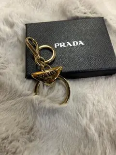 PRADA ゴールド キーホルダー トライアングル【全付属品付き】