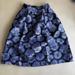 Natural beauty basicフレアスカート ブラック×ブルー 花柄