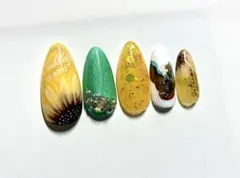 ひまわりネイルチップ 夏デザイン イエロー×グリーン ビジュー付き 手描きネイル