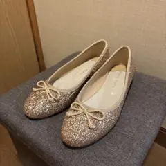 ゴールドラメのパンプスです