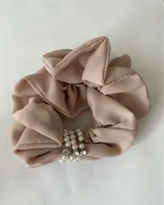 くすみベージュ　シュシュ　飾り付き　髪飾り