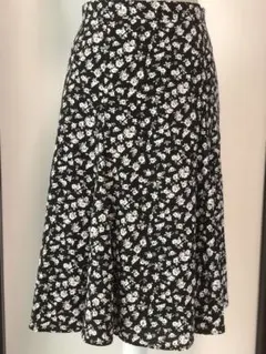 ナチュラルビューティーベーシック　花柄フレアスカート　ひざ丈　総柄　黒　M