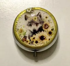 ハンドメイドピルケース(向日葵と狼)