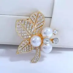 即日発送　エレガントな葉っぱモチーフブローチ入園式卒業式式典入学式