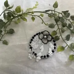 ＊ハンドメイドミナペルホネン白タンバリンpihaブローチフリンジレースパール