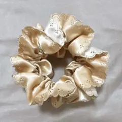 シュシュ ヘアゴム アイボリー ベージュ シャンパンゴールド 花のサムネイル