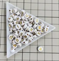 アルファベットビーズ　白　金文字　約500個