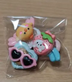 キャラクターとハート型ブローチセット