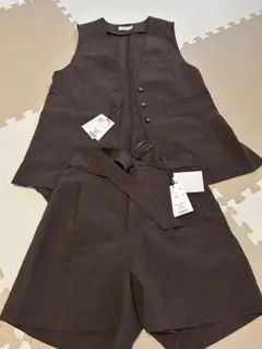ページボーイ ブラウン ベストとショートパンツ セットアップ