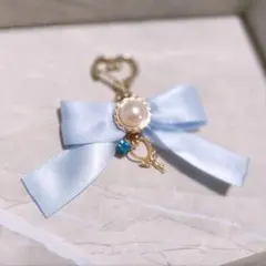 水色リボンとパールの鍵型チャーム