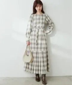 チェック柄ロングワンピース（ベージュ系）