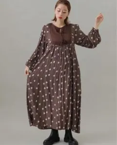 URBAN RESEARCH フラワーMIXサテンドットワンピース　ブラウン