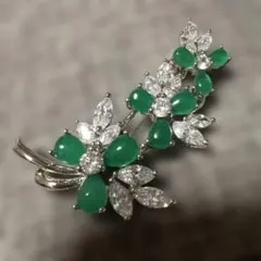 花モチーフ ブローチ 緑色の石