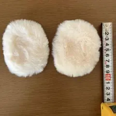 オフホワイト色のファー耳あて