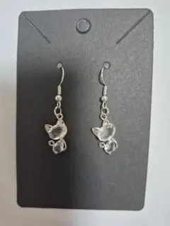 猫のクリスタルピアス