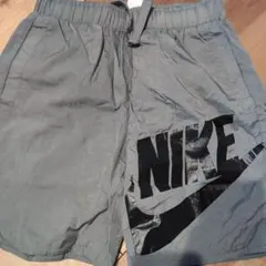 新品タグなし☆NIKEナイキのグレー ハーフパンツ　М　130〜140