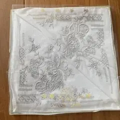 手刺繍 花柄 ハンカチ ホワイト　32×32
