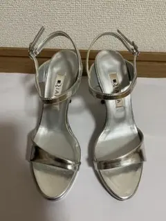 DIANA シルバー ストラップサンダル