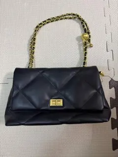 黒いキルティングショルダーバッグ