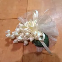 ホワイト花モチーフコサージュ