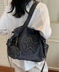 スタイリッシュなブラックデニムトートバッグ、星柄＆コインパース付き