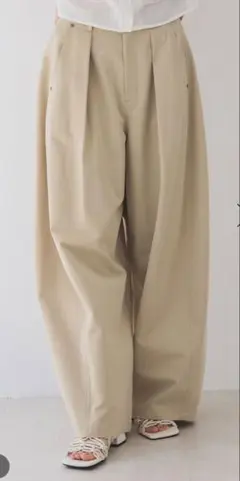 新品未使用JEANASISジーナシス　バレルレッグボリュームパンツ S ベージュ
