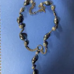 黒いビーズと金属のネックレス 　　レリアン