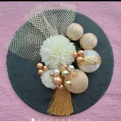 白のピンポンマムと和玉かんざしにゴールドタッセルの髪飾り