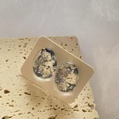 青と金のラメ入り樹脂ピアス