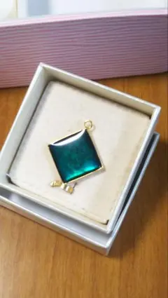 エメラルドグリーン ダイヤモンド型ペンダント