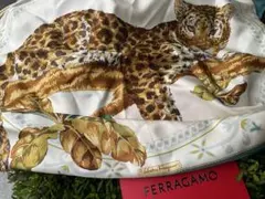 【極美品】FERRAGAMO シルクスカーフ ヒョウ柄　イタリア製のサムネイル