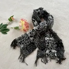 花モチーフ ふわふわストール＊ 白黒 マフラー フリンジ付き