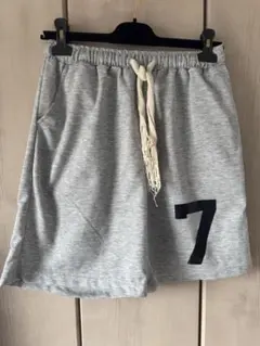 グレーのスウェット系・「7」のプリント