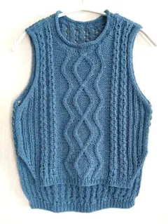 青色の手編みニットベスト