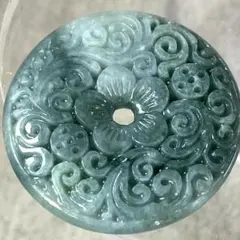 TZ473半額特価★グアテマラ翡翠ジェダイト　花模様彫刻　ドーナツ　おまけ紐付