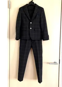 フォーマルスーツ上下2点セット(予備ボタン2個あり).130cm男の子.長ズボン