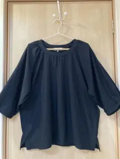 黒いレース風五分袖トップス