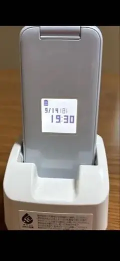F-01Mホワイト 解除番号付き【新品未使用 フルセット 】らくらくホン ムスビー｜☆docomo らくらくホン F-01M ホワイト SIMロック解除