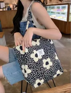 花柄キャンバストートバッグ　可愛い　お洒落　個性的　カジュアル　新品