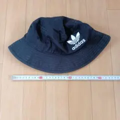 送料無料！ アディダス モノトーン 刺繍ロゴ バケットハット 帽子 キャップ