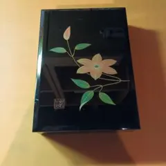 花模様の黒漆器文箱