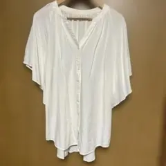 華やかな白いトップス ラグラン袖 フリル