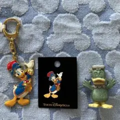 ドナルドダック　キーホルダー　ピンバッジ　石像フィギュア