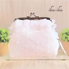 ハンドメイド【受注生産】お花の刺繍のがま口ポーチ　コスメポーチ　サニタリーポーチ