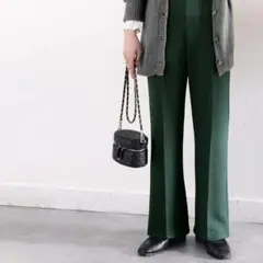 マニッシュなセンタープレスカットフレアパンツ