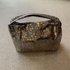 シルバーの革製ハンドバッグ