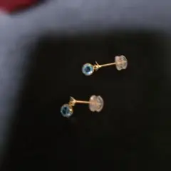 アクアマリンのピアス片方は上の石がありませんk18です