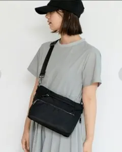 VitaFelice ナイロン　ショルダーバッグ