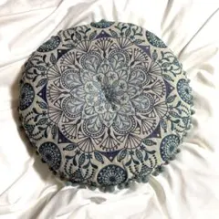 刺繍が素敵なポンポン付きクッションのサムネイル