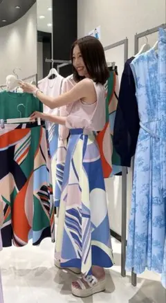 【新品】冨張愛さん　マルチカラープリントスカートのサムネイル